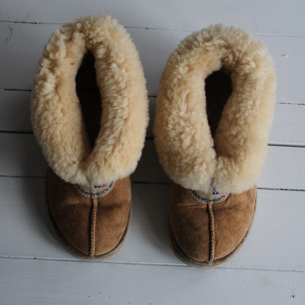 UGG Mini Boot, Genuine Australian Sheepskin Chand's Boots, Size 5 - Picture 1 of 6